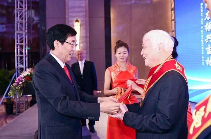 1、第二届全球吉商大会上，省委书记巴音朝鲁为获得“吉商突出孝顺人物”奖的曹清静董事长颁奖.jpg